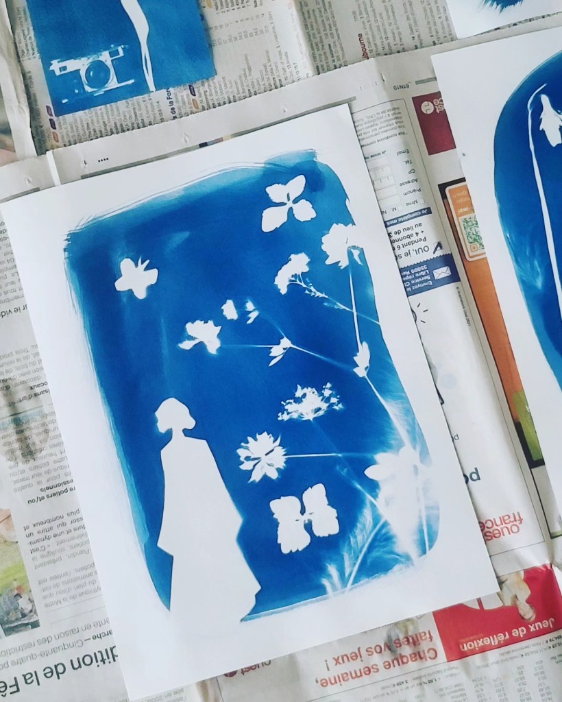 Huitième étape : l'image sèche à l'air libre, le bleu gagne encore un peu plus en profondeur. Bientôt, les participants et participantes pourront repartir avec leur création.