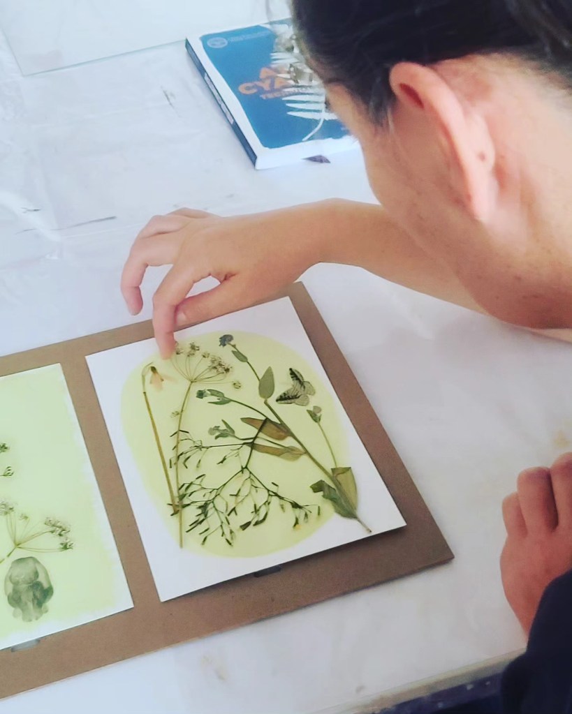 Quatrième étape : les papiers photosensibles secs, on vient transposer sa composition sur celui-ci avant de le mettre sous cadre.