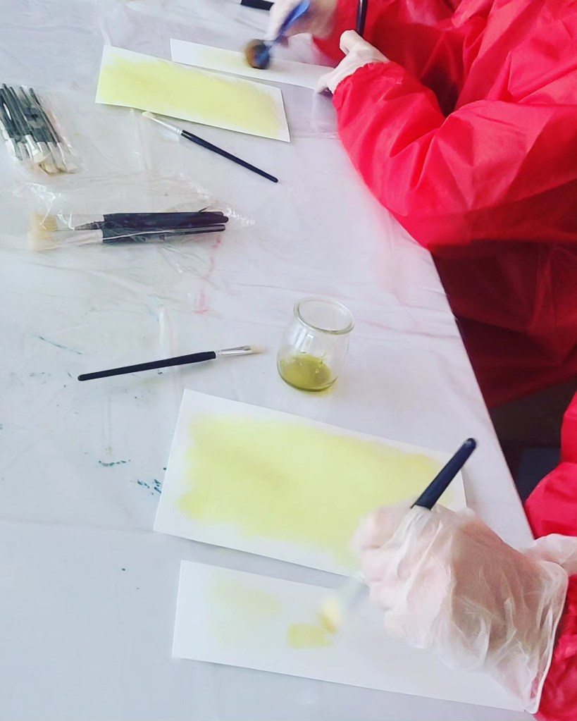 Première étape : application de la solution photosensible sur une feuille de papier épaisse.